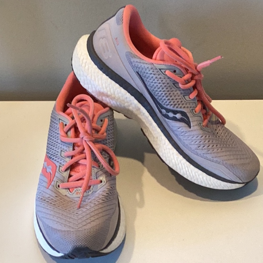 Saucony Triumph 18. 8.5 Woman’s. Gray & Coral Pink, Excellent Condition